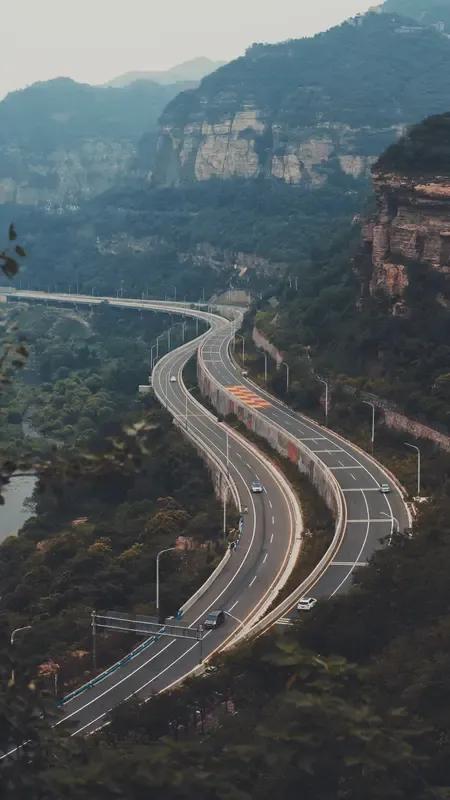 车速快，精力不集中造成的事故，生手也是原因之一。这比太行山上的弯路不知好了多少倍