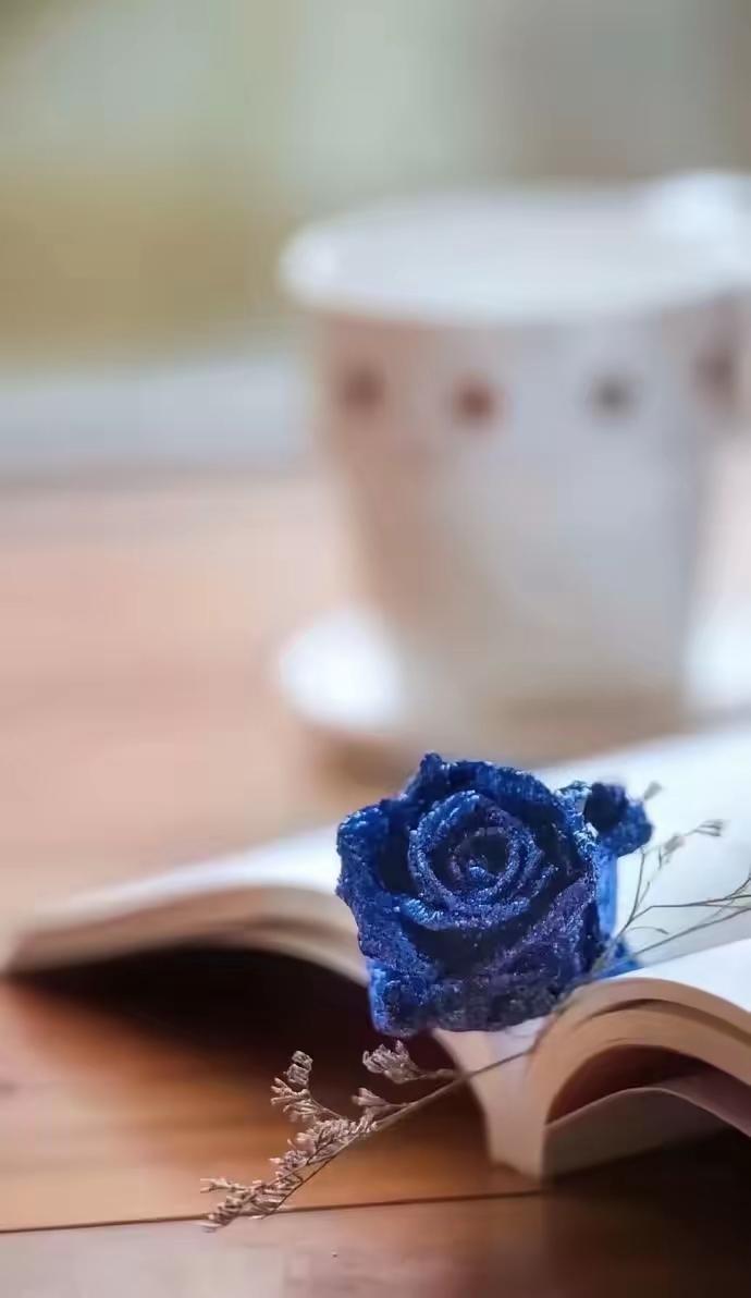 一位老中医说：“人的情绪和身体是连着的。长期悲伤的人，血会变稀；长期愤怒的人，胃