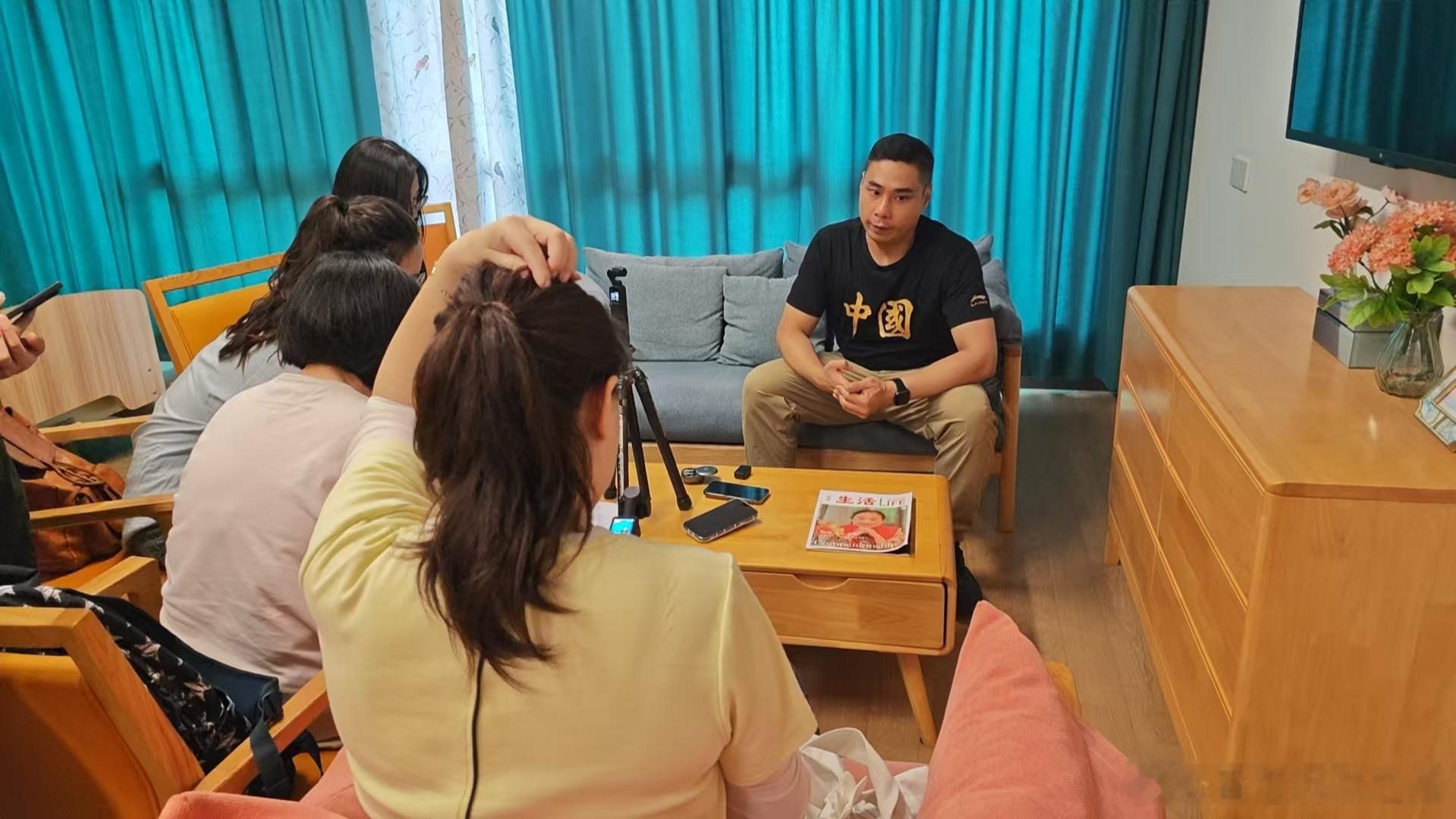 本台總編輯大彬很榮幸在廣州接受記者朋友們的採訪…🙏🏻粤港澳大湾区身边正能量广