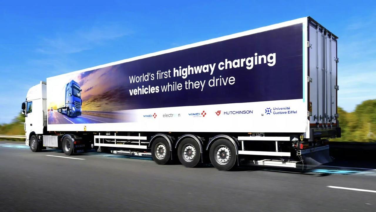 法国最近在高速公路1.5公里的试验路段上做了个实验。

电动车可以边开边充，最高