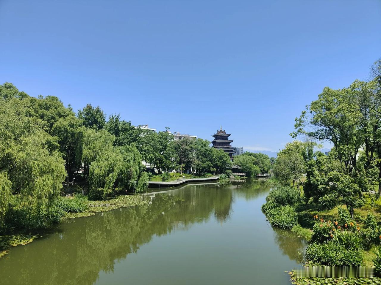 以十年厚积为基，持从容心态为笔，愿您考场挥毫间尽显英才本色。