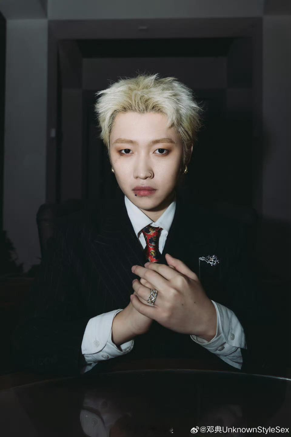 邓典付豪一个结婚一个抢婚 不同伴舞不同命，一边是和邓典甜蜜微笑，眼神含情，一边是