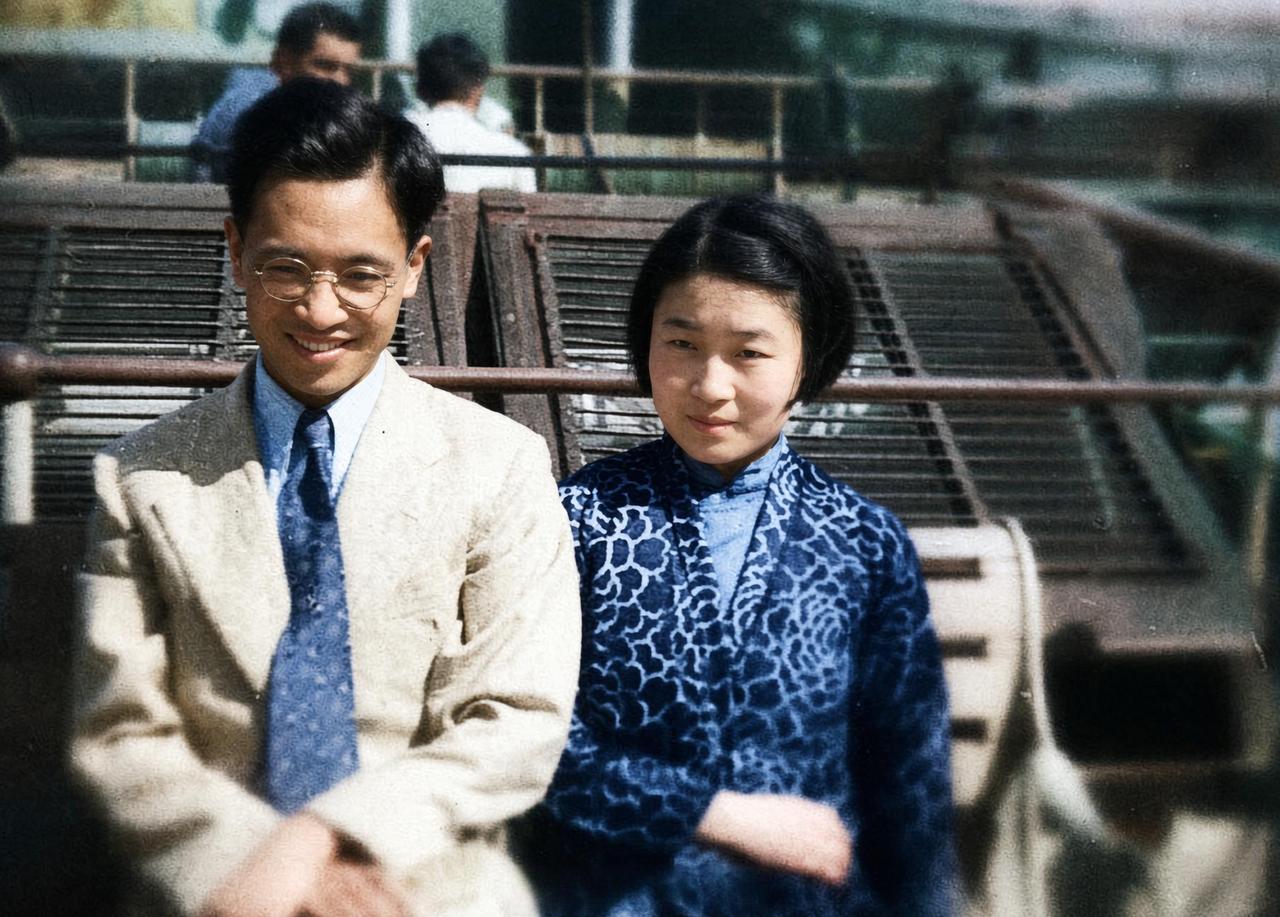 1935年8月13日，戴着圆框眼镜、身着西装的钱锺书面带微笑，身旁的新婚妻子杨绛