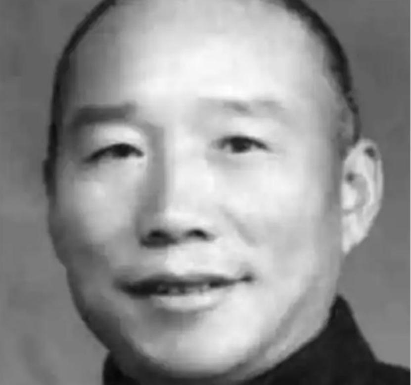 1948年，国军的一名伙夫和大部队走散了，被解放军拦下，解放军看他年纪大，便发了