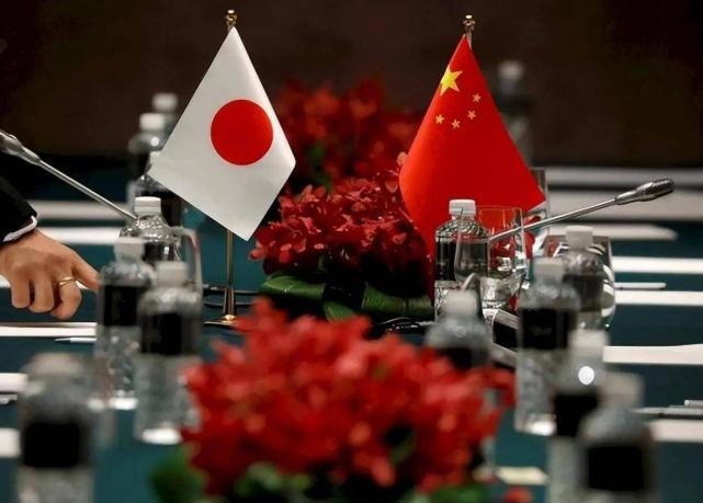 如果说外交辞令的变化是“隔空喊话”，那么日本签证费那令人咋舌的五倍涨幅，就是实打