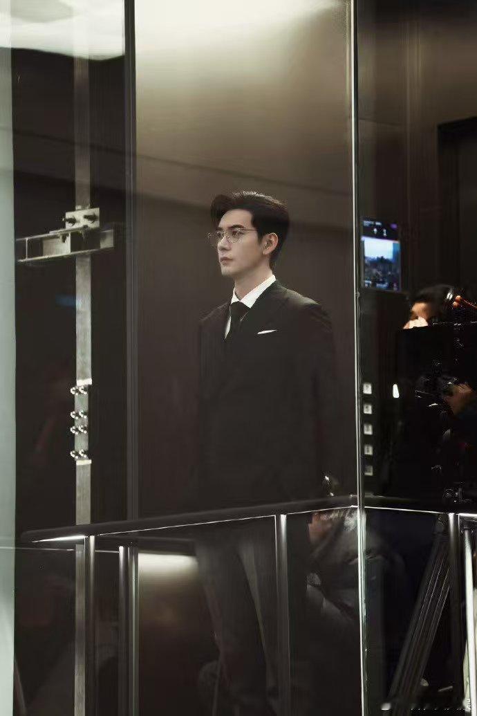 陈星旭到几层到你心里那层 陈星旭到几层能入你心？路透镜面侧影魅力足，扶眼镜时指尖