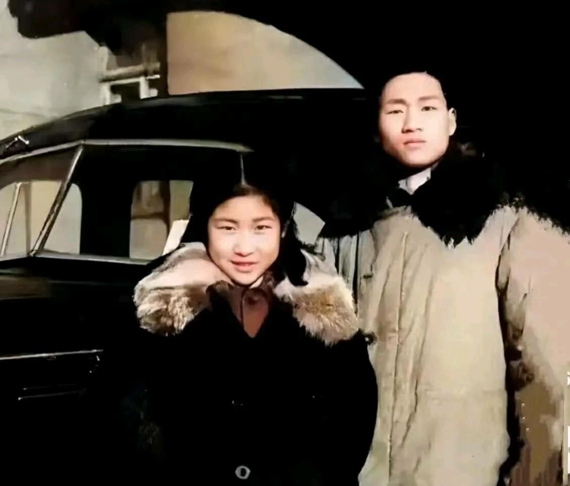 这个男青年和女孩是谁？条友们认识吗？说说看。