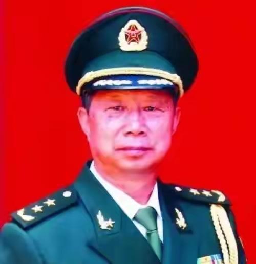 他是开国大将之子，哈军工毕业，两上前线，云南前线和边境前线，从基层排长起步，历任