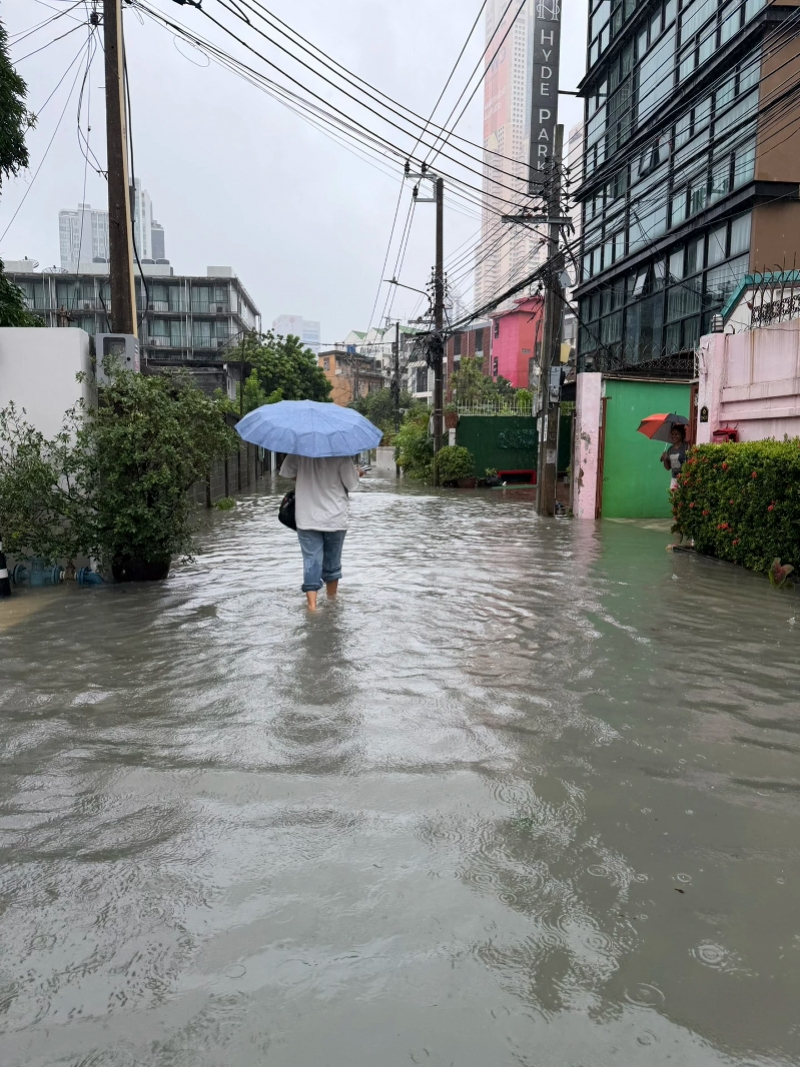 #曼谷内涝水快没过膝盖# 【连线亲历曼谷内涝的中国游客：水快没过膝盖，航班也延误