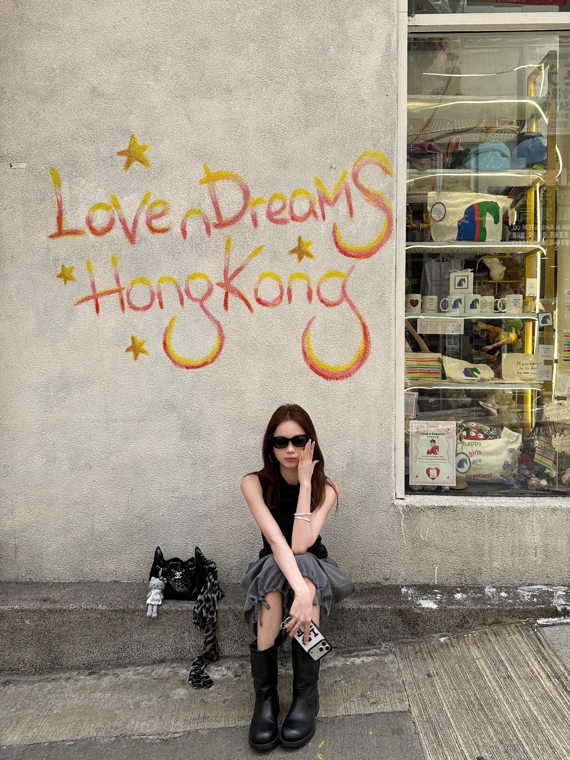 发现一面涂鸦墙✌️。