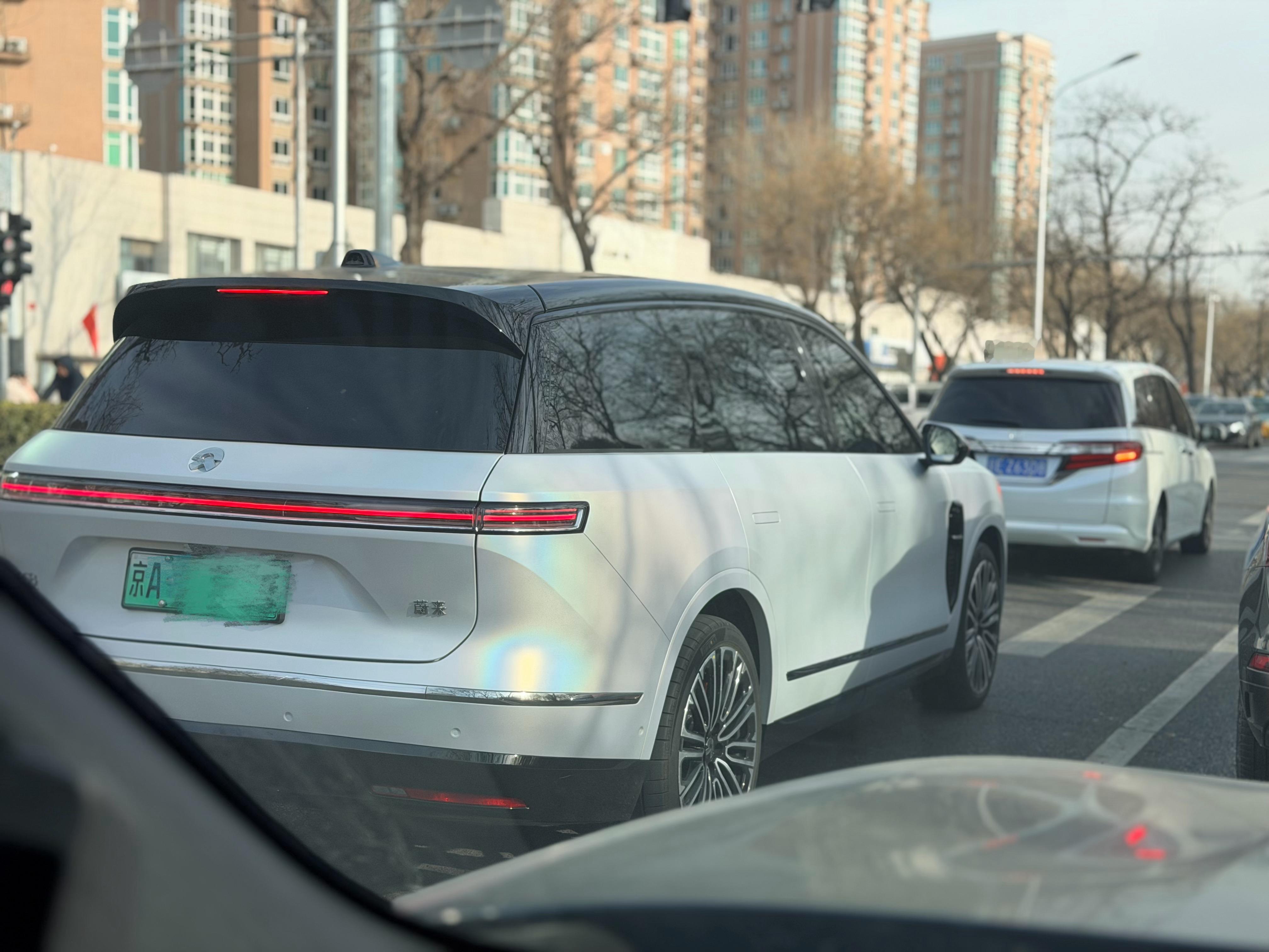 怎么有种磨砂质感？这台白8贴改色膜了吧🤔？ 