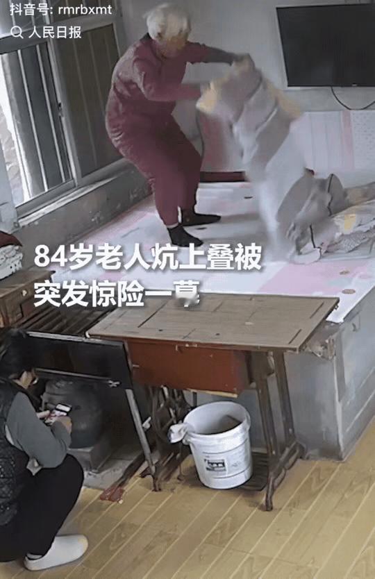 上人民日报了！
山东威海，84岁的老奶奶睡觉前，站在炕上叠被子。一下子没有站稳，