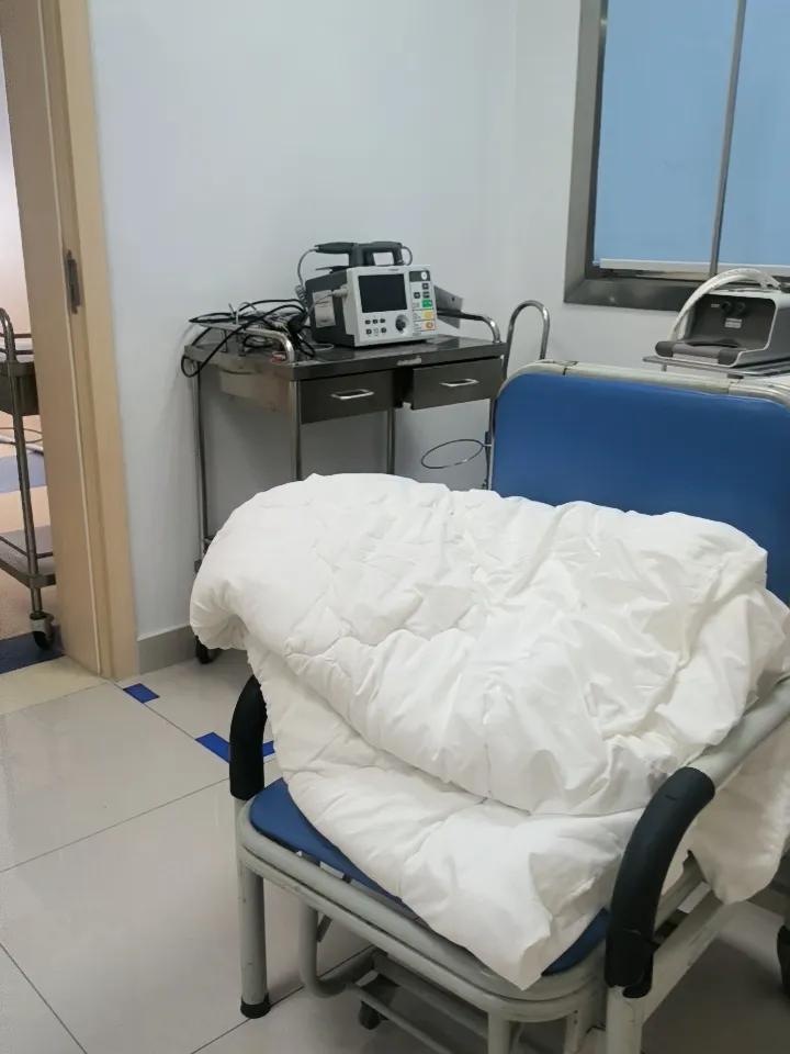 。人生不是巅峰，是跌停到谷底，打针明天会不会见好。再发信息给条友们。