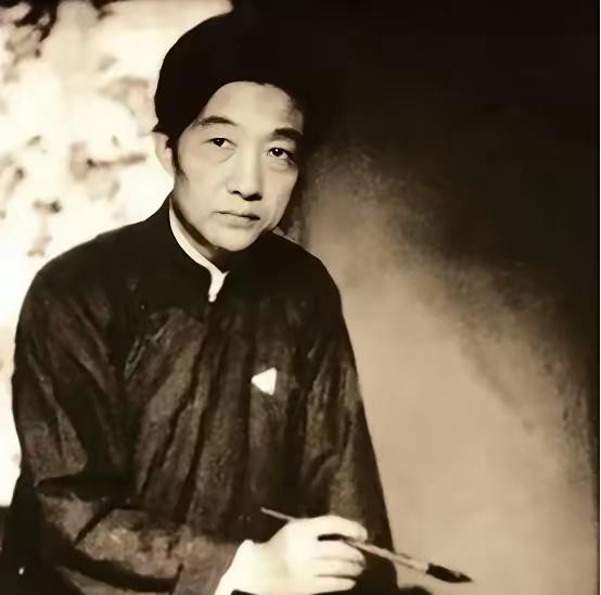 1937年，徐悲鸿在香港时，遇到一个德国人售卖四箱古画，当徐悲鸿看到第三箱时，突