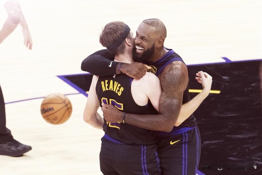 41岁45天，詹姆斯狂砍28分10篮板12助攻，超越卡尔·马龙，刷新NBA历史最