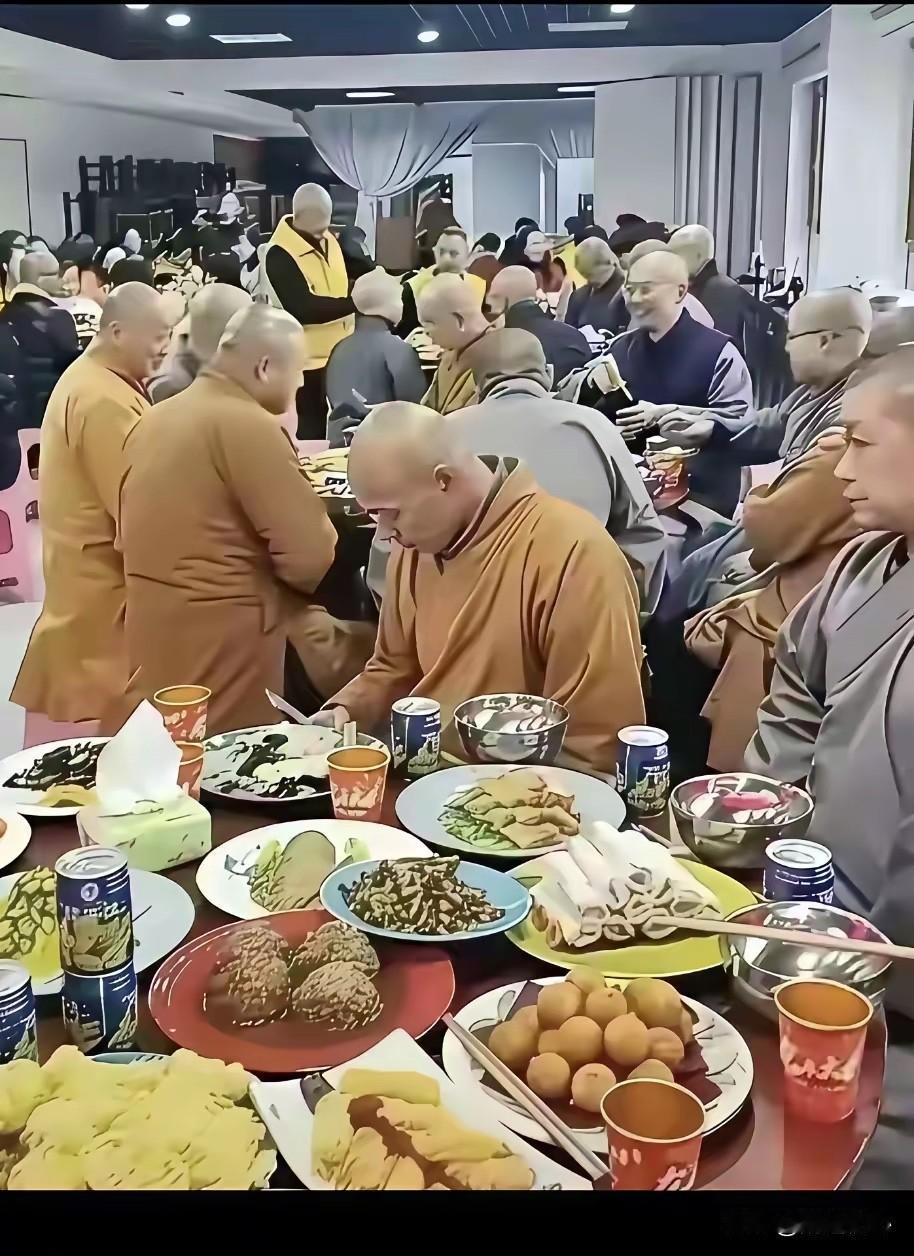 施主：师傅你们这聚餐伙食真好啊
和尚：没我们平时吃得好
施主：平时都吃些啥？
和