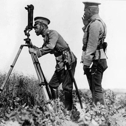 图1图2：一战前线的俄罗斯沙皇尼古拉二世一边观察战况一边听取军官汇报
​图3：第...