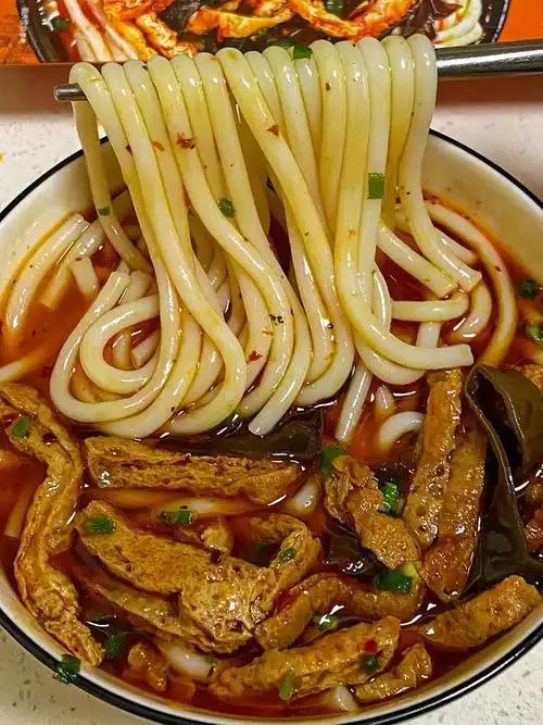 湖南邵阳，这些地域美食都值得打卡！
邵阳美食
1、邵阳粗米粉、宝庆猪血丸子、武冈