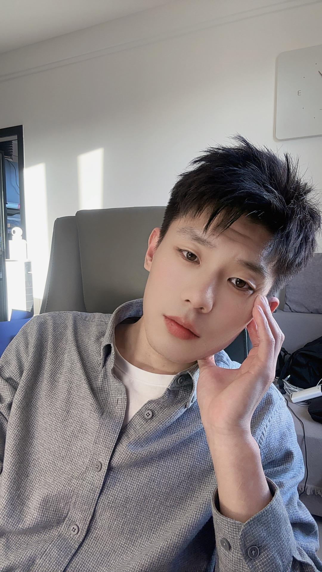 是这样吗？一个好的伴侣，永远不会消耗你，而是会让你更爱做自己，所以，爱不是彼此消