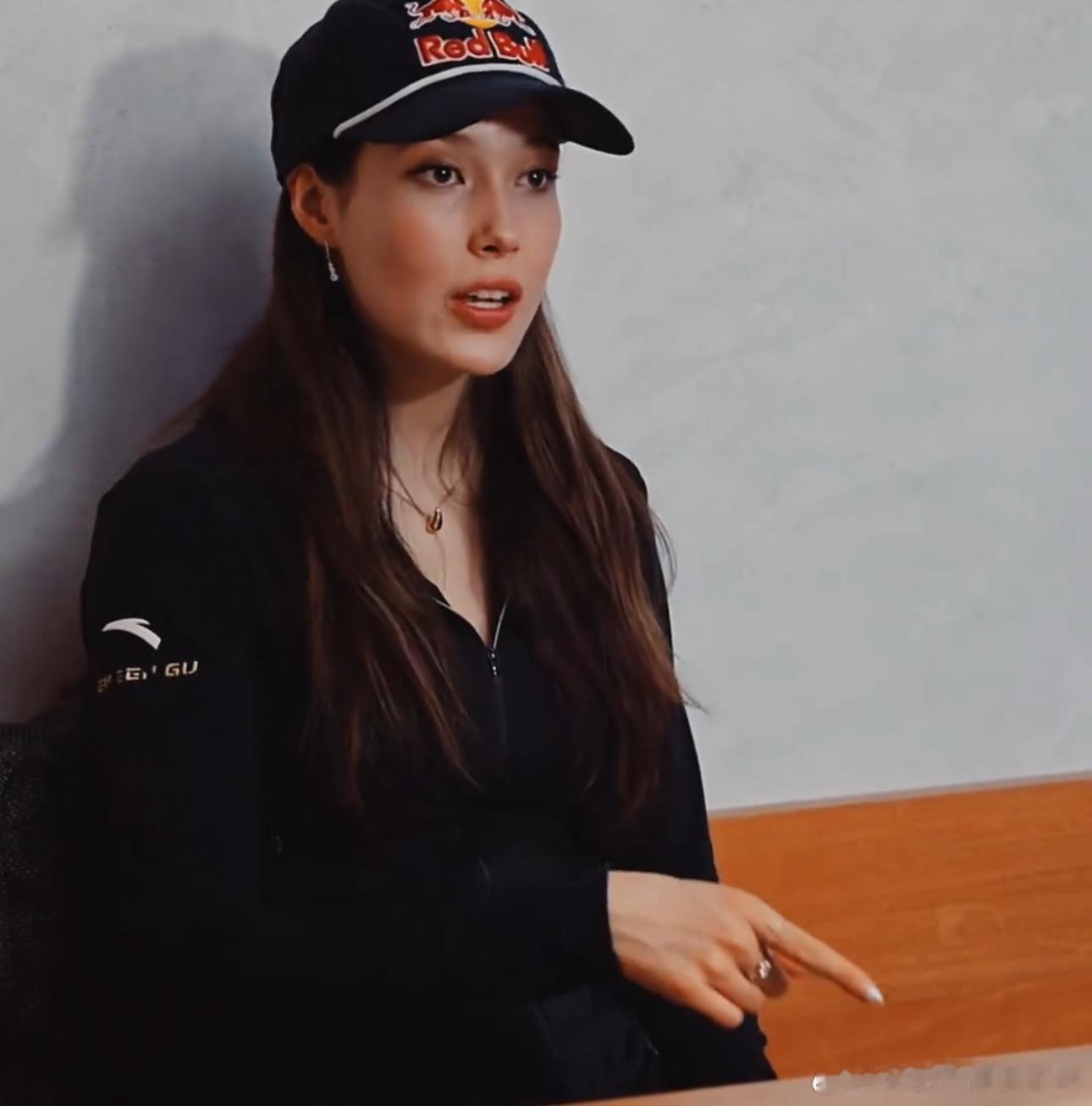 谷爱凌想通过努力改变历史妈妈接到电话，女儿一句金牌都没提，全在聊想改变历史。这样