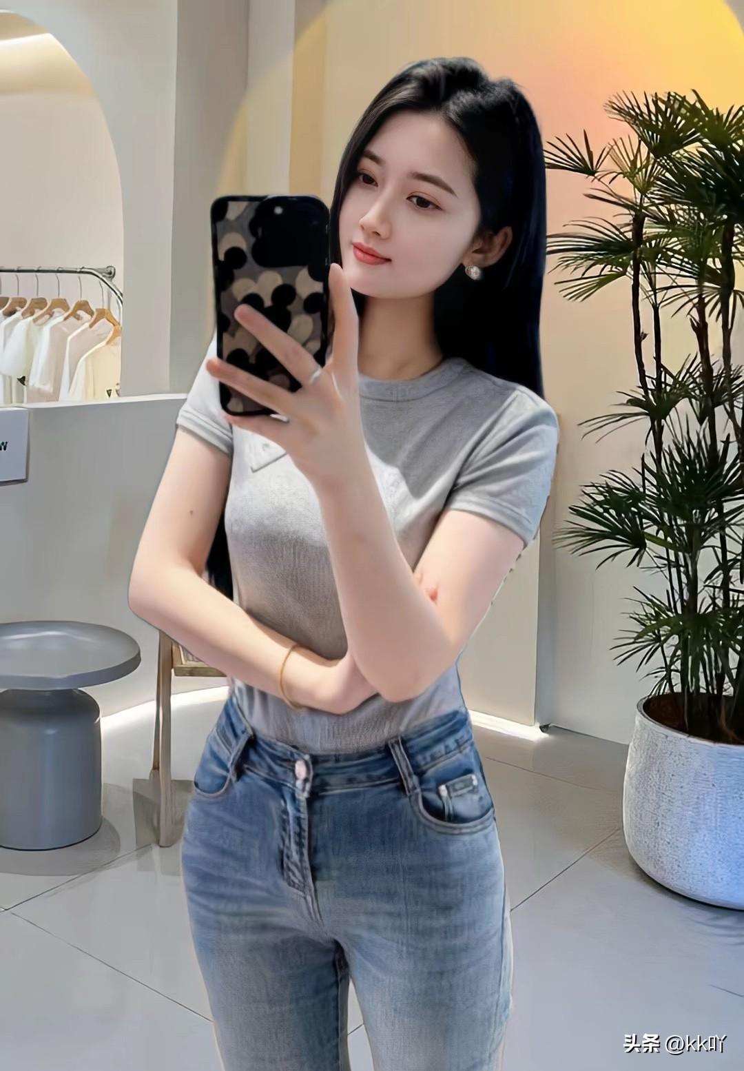 女生直筒牛仔裤的搭配选择可太多啦！想走清爽路线，选帆布鞋或者小白鞋就对了。白T加