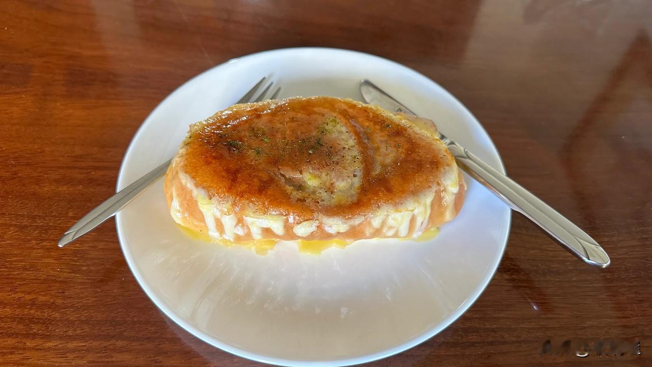 这个鸡蛋培根还不错，上次吃过一次，后来几次都没买到，可能是我去的早了一点。今天快
