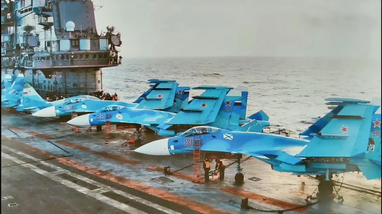 这张图片正是俄罗斯“库兹涅佐夫”号航母在2016年前往叙利亚执行实战任务时的珍贵