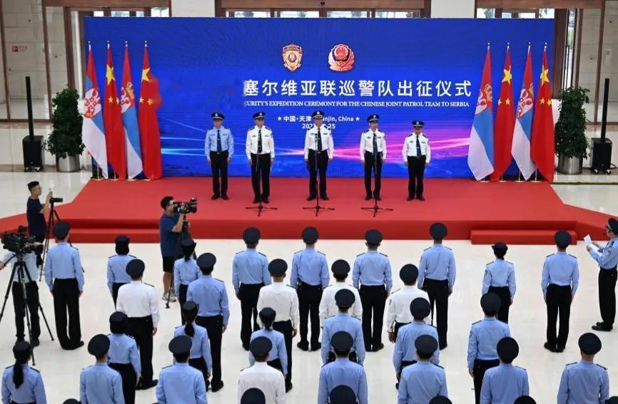 中国游客在塞尔维亚街头见到中国警察 。
这是中塞两国警务联合巡逻活动。只有一个月