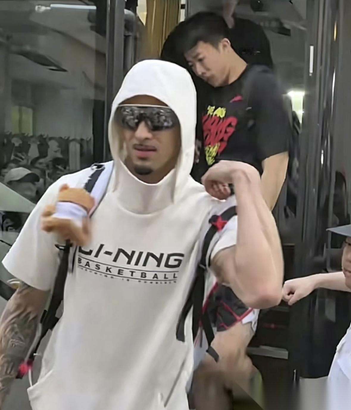 不舍告别！奎因正式离队返美，广东休赛期续约悬念拉满
广东男篮抵达大本营，全队开完