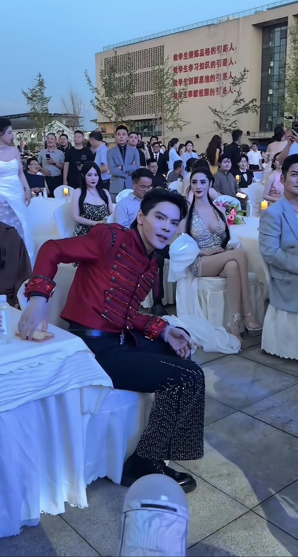 红衣帅哥在婚礼上抢镜，现场气氛超嗨！🎉💃👠