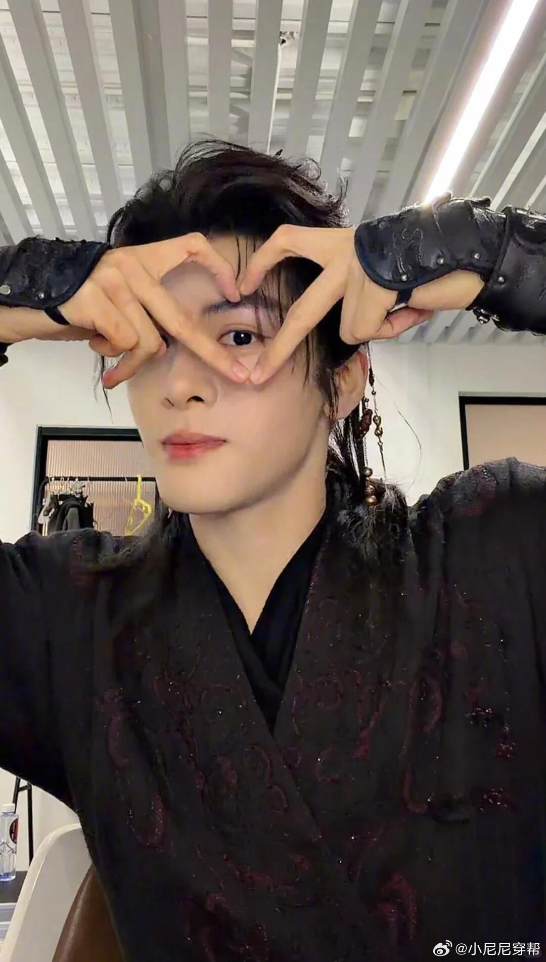 曾舜晞直播谈演员ai焦虑面对行业变化从容自洽，AI无法复刻表演温度，宁缺毋滥稳扎