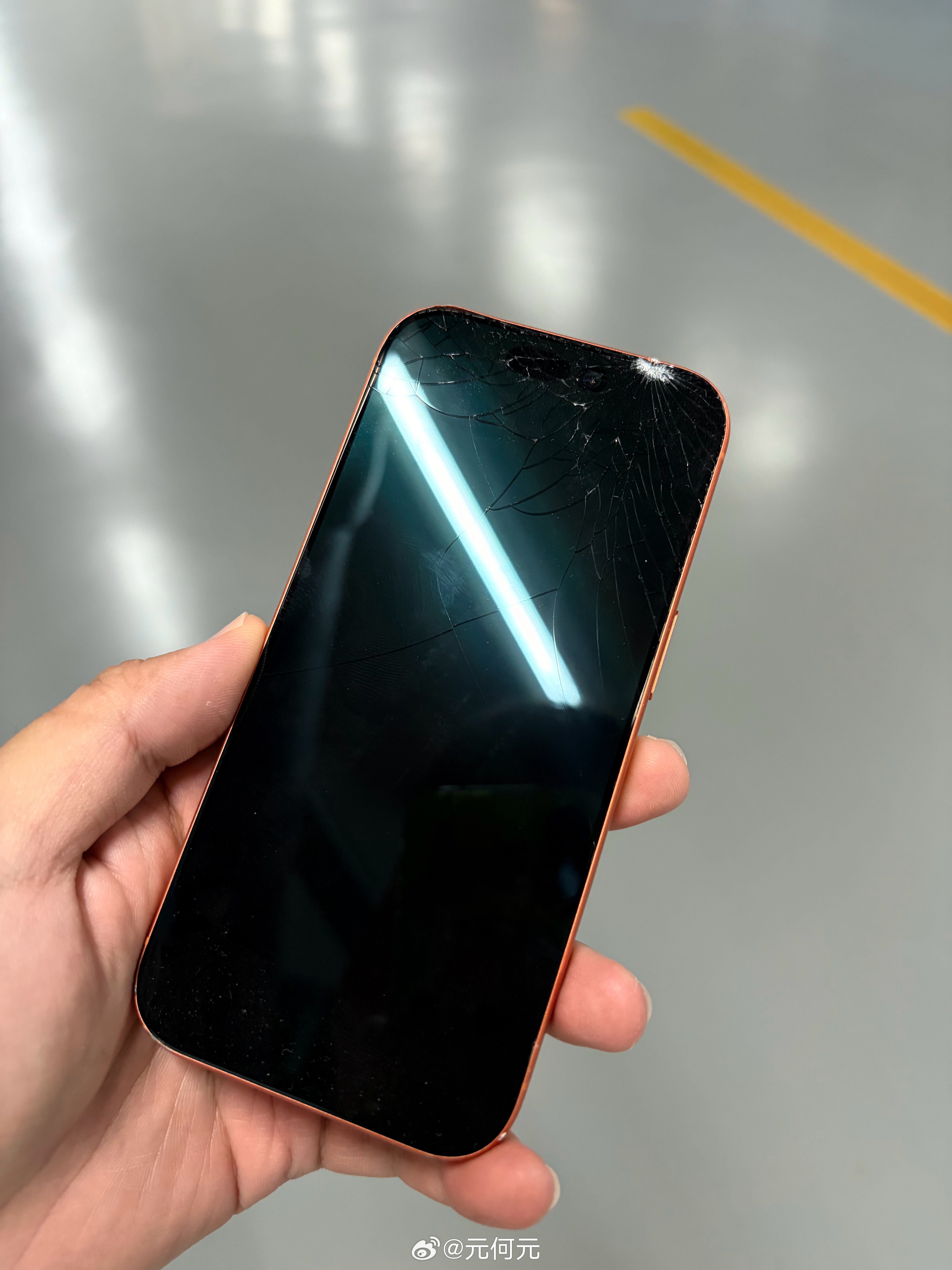 完蛋！！各位一定要记得套手机壳啊