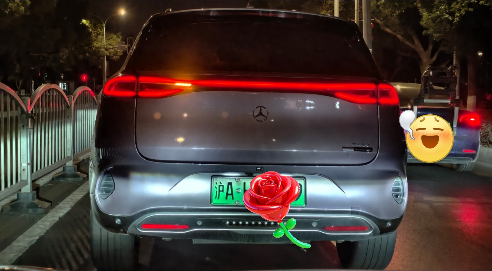 看到一个可爱的腾势用户，把腾势的标扣了，贴上了一枚奔驰的标。哈哈。 