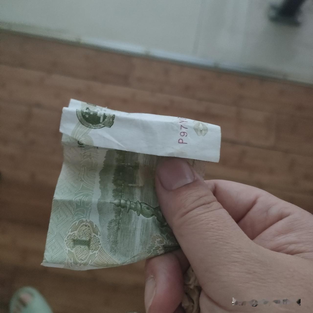 小孩子从小就在讨好父母，就在给父母情绪价值。所以当他长大后不孝顺的时候，想想他小