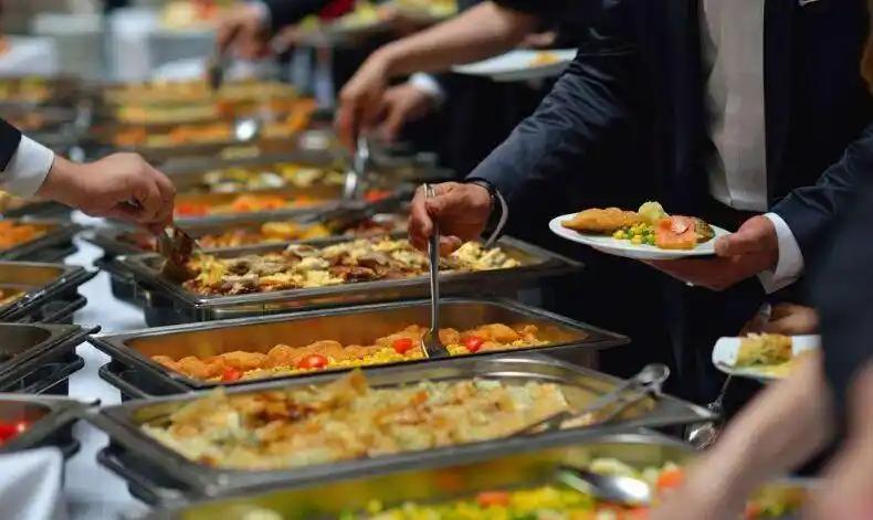 自助餐为啥不怕被吃垮？内部员工曝猫腻：从进门喝水开始，你就被套牢了
 
上周末被