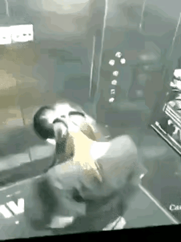 坐电梯的女子尿急，看看电梯里只有自己，于是脱了裤子就地解决。正尿的酣畅淋漓，突然