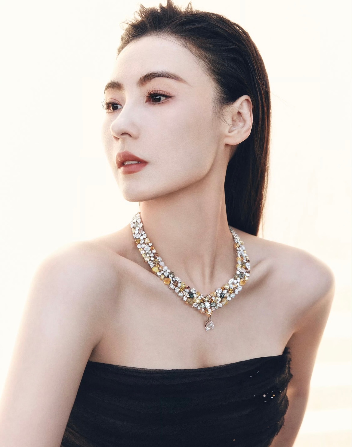 张柏芝铺垃圾袋睡觉其实我想说我也干过这种事垃圾袋还有点温暖～ 