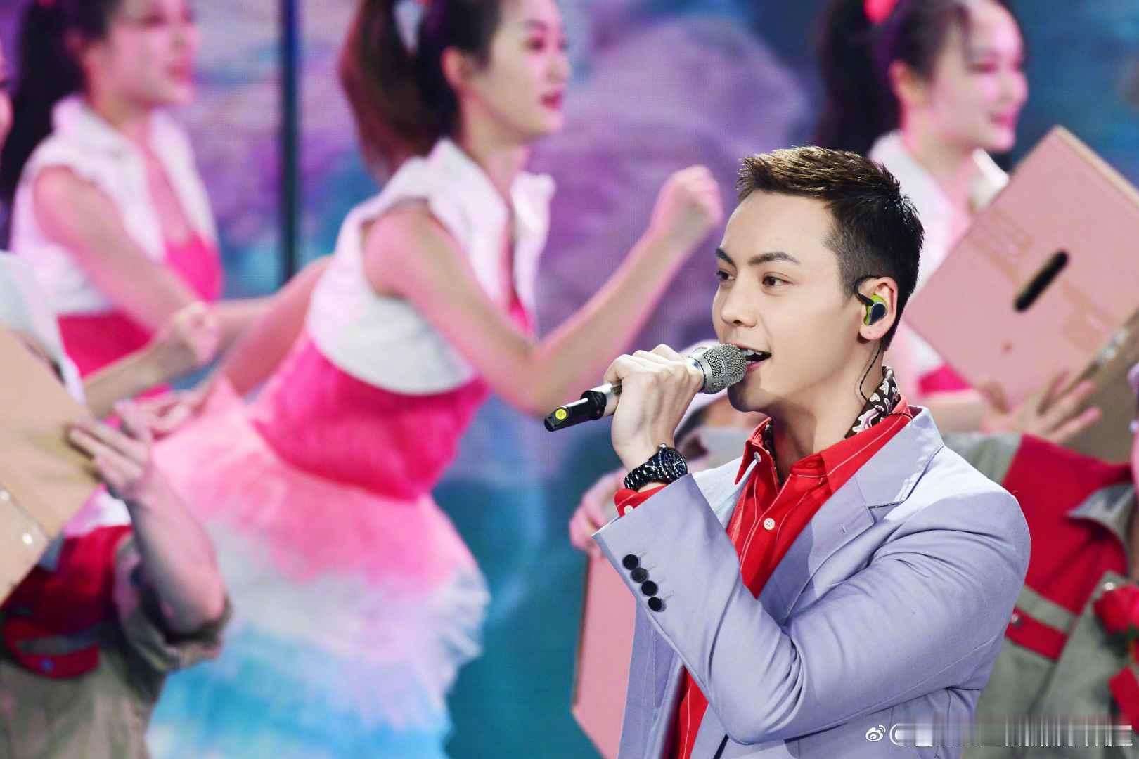 陈伟霆蛇年央视春晚首次联排  陈伟霆第八次参加央视春晚  作为春晚舞台的 “熟面