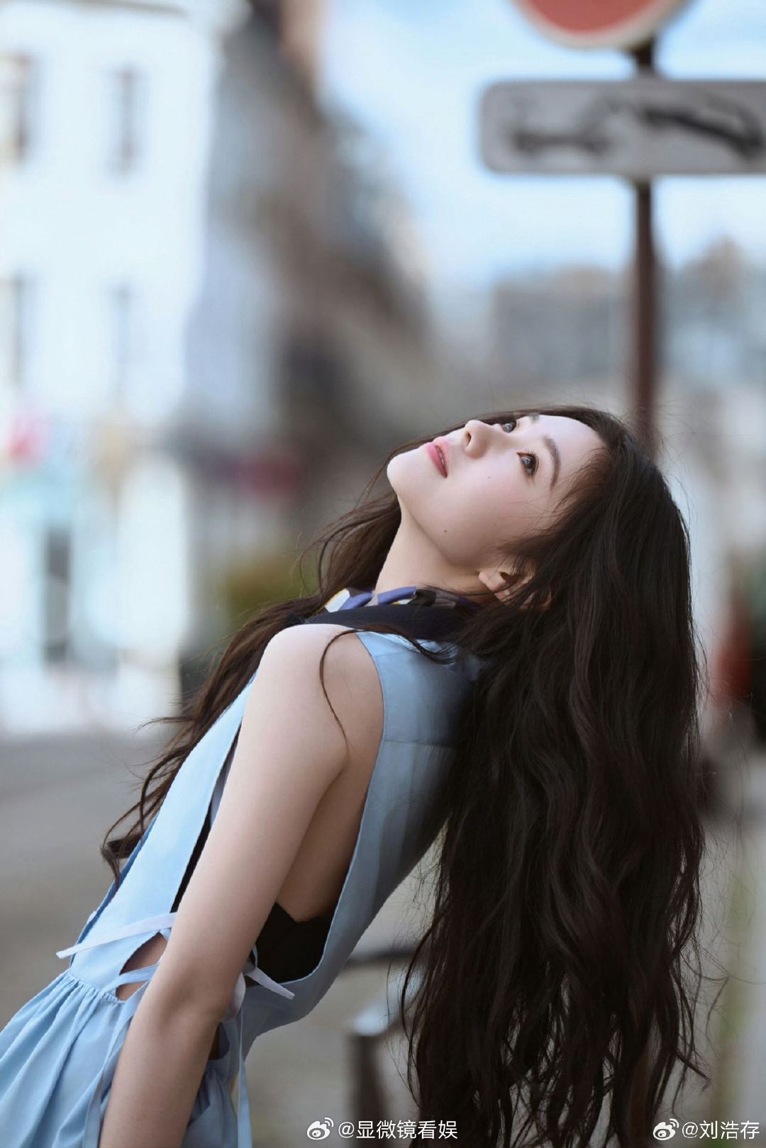 MiuMiu大秀刘浩存李庚希刘浩存李庚希用穿搭诠释少女感的千面魅力！天蓝裙配棕包