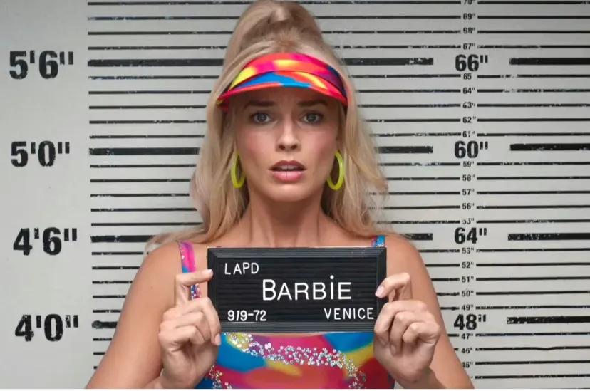 Barbie:人生就是这样的….…
1.很爱开篇致敬《2001太空漫游》经典桥段