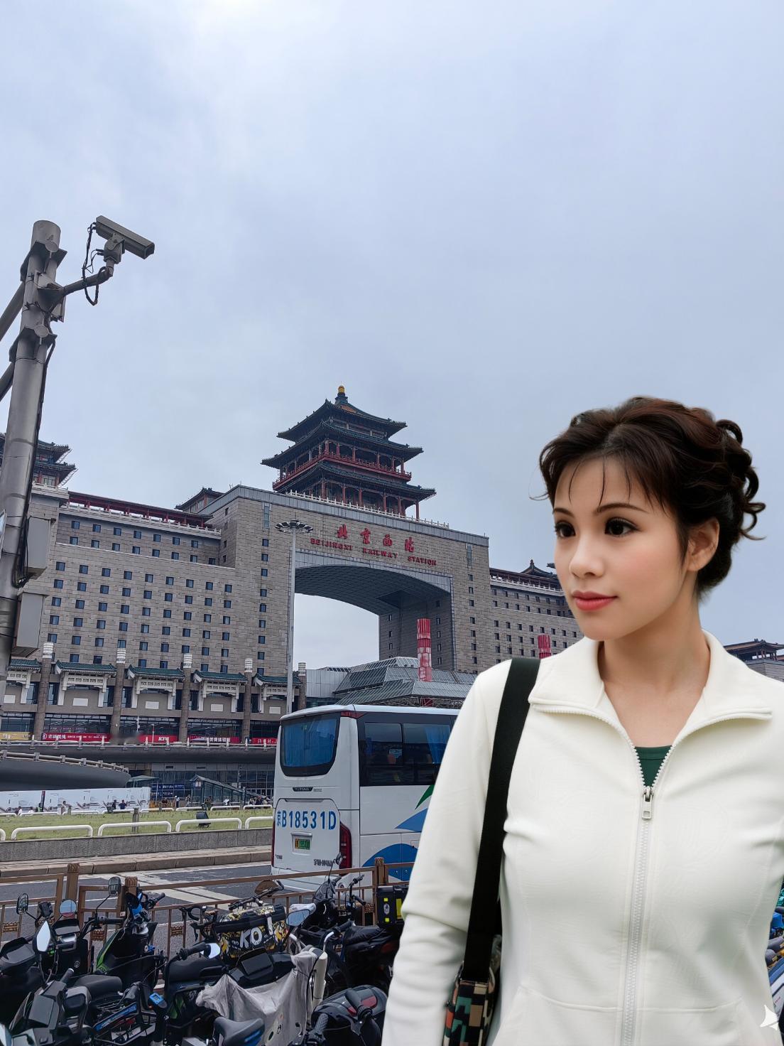 ，有指示信息，北广场的地下有地铁站，有一个上楼的台阶，上了二楼，就到了出站门口了