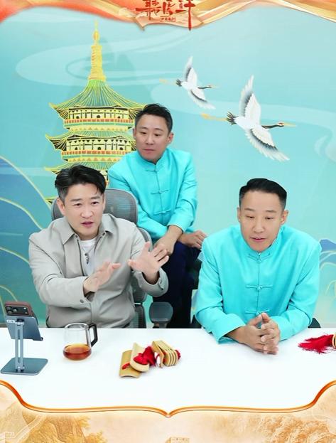 郭老师来到了曹云金的直播间，不过不是郭德纲，而是郭阳郭亮。

郭阳郭亮哥俩分享了