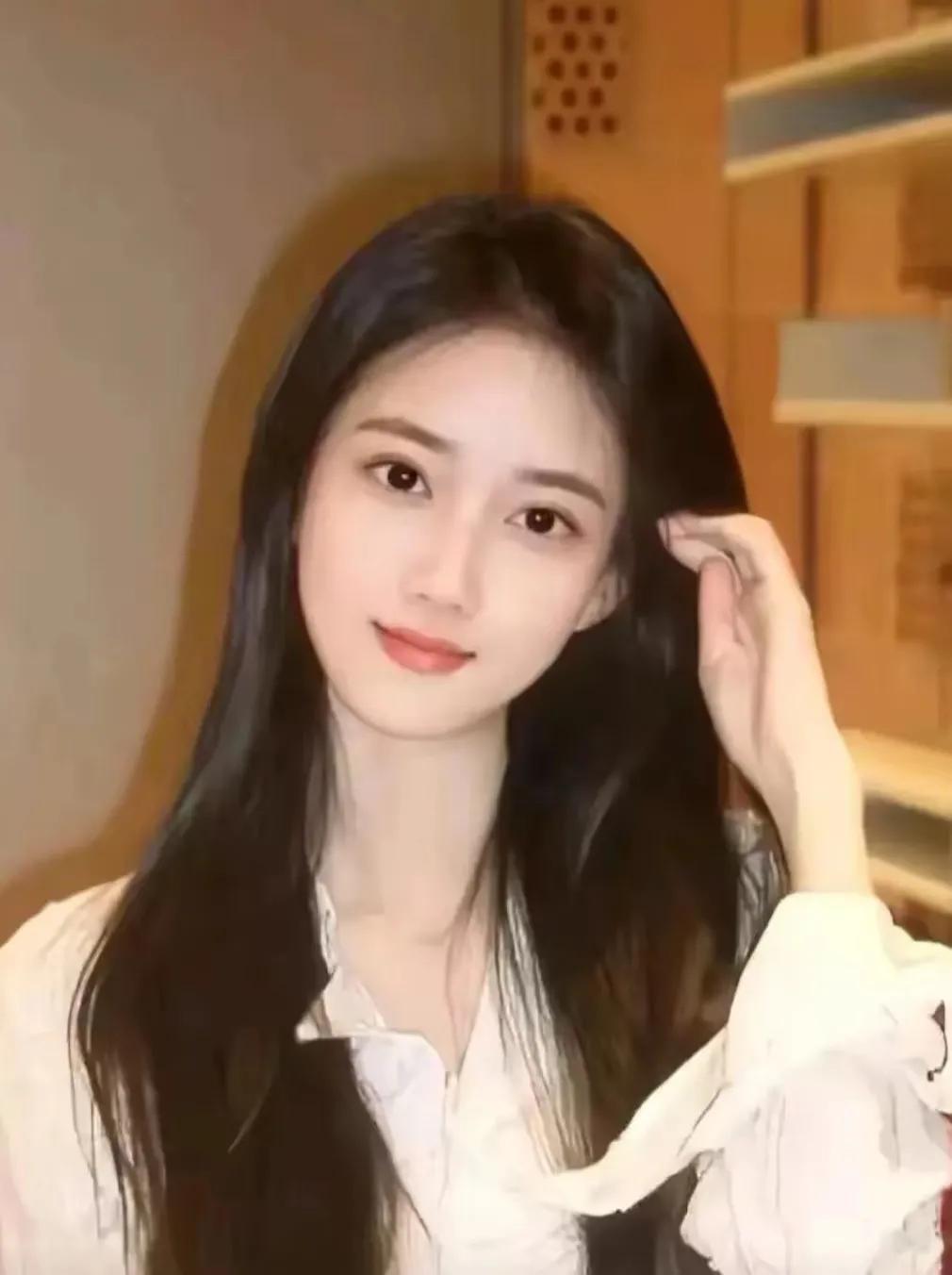 小杨和小李是大学同学，两人性格迥异，却意外走到了一起。恋爱初期，他们经历了种种磨