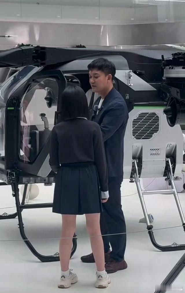 阿拉蕾长这么高了 十年时光匆匆，当年的小不点阿拉蕾如今都超过村长锐哥肩头，认真听