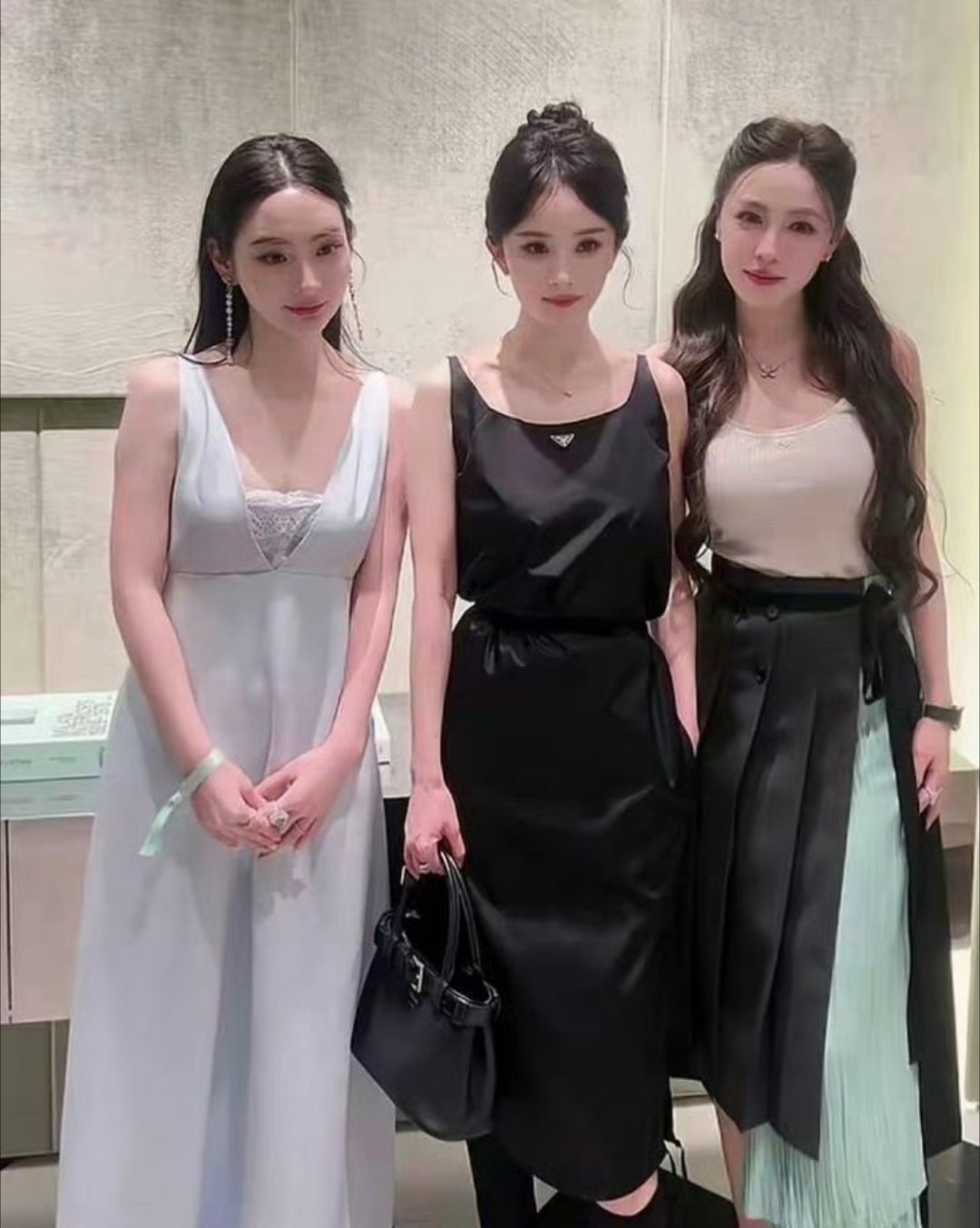 原相机近距离合照，杨幂和素人同框差距真的一眼就能看出来 