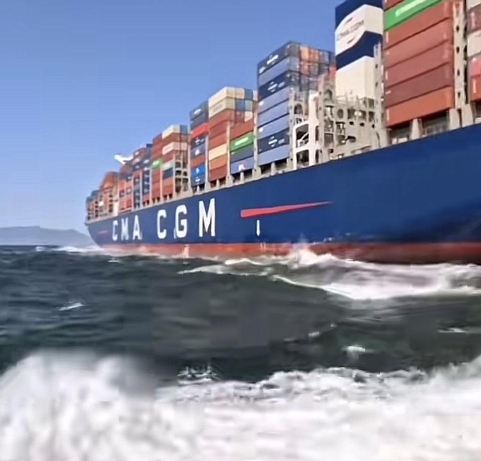 感受大海的浩瀚与货轮的壮观，CGM CMA航运巨轮驶过，震撼人心！