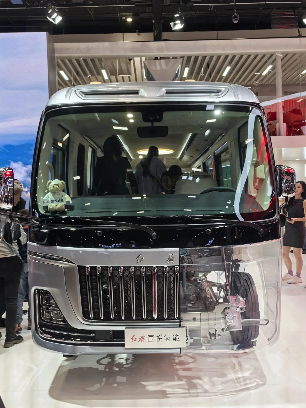 红旗显示了一款氢能源高端中巴车，那么东风可以上吗？
东风高端公务轻客与华为合作空