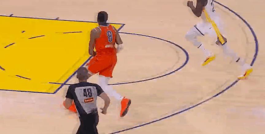 有点狠！追梦这球居然不是恶犯？
在今天NBA常规赛勇士对阵雷霆的第一节比赛中，杰