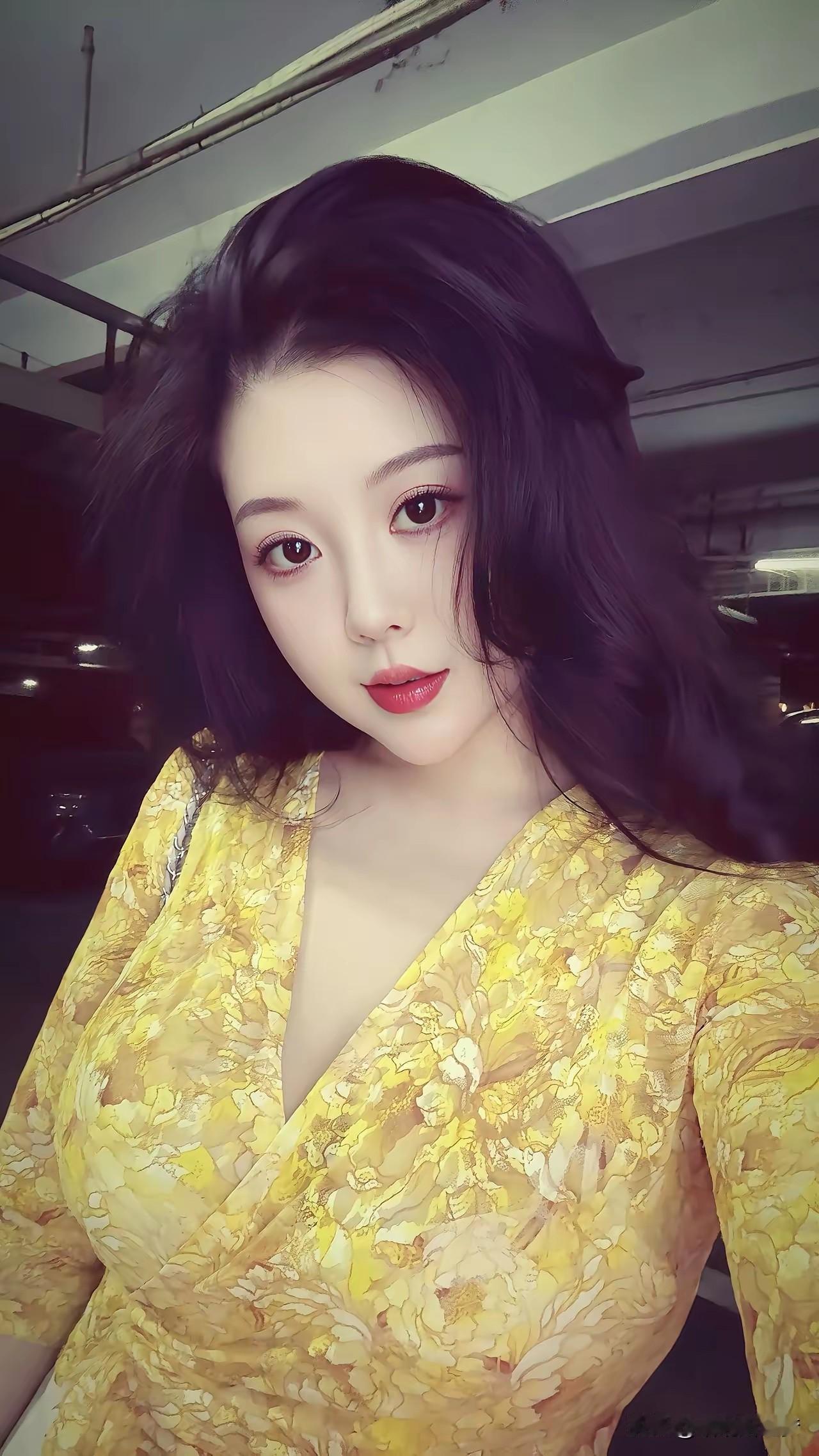 《昙花吟》
众人皆赞花娇妍，
培土浇灌勤不倦。
妄盼长赏四时景，
怎晓原是昙花现