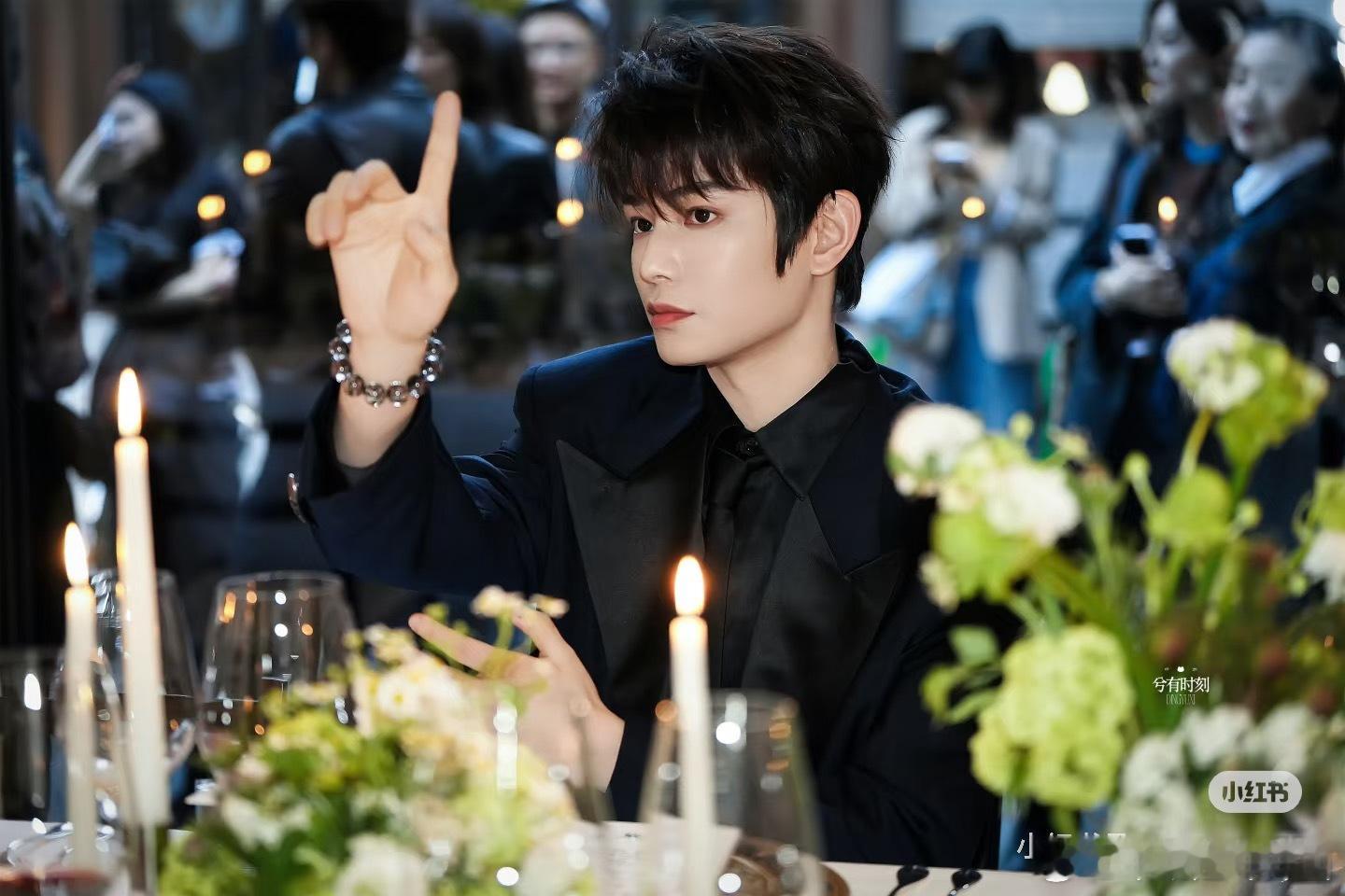 丁禹兮把今天带的水晶手链剪掉送给粉丝了，10个人，一人一颗分了 